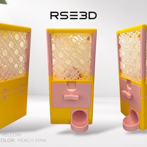 Op de afbeelding: Een gele en perzikroze automaat met een bovenste opslaggedeelte met een rasterpatroon en een uitgiftelade. De tekst RSE3D is bovenaan zichtbaar, met daaronder de tekst MAIN COLOR: YELLOW en SECONDARY COLOR: PEACH PINK.