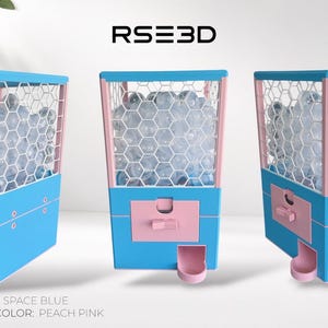 Op de afbeelding: Drie aanzichten van een vierkante kauwgomballenautomaat met een ruimteblauwe basis en perzikroze accenten. Het bovenste gedeelte heeft een wit zeshoekig rooster met doorzichtige bollen. De tekst RSE3D staat bovenaan, met kleurlabels onderaan.