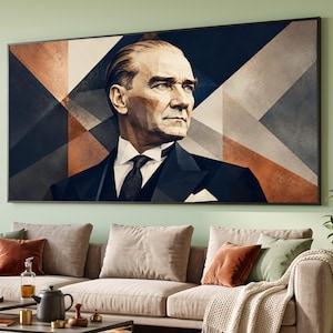 Puede incluir: Una impresión de arte mural rectangular que presenta un retrato geométrico low-poly de Mustafa Kemal Atatürk con traje oscuro y corbata. El fondo consta de formas angulares que se cruzan en tonos azul marino, cobre y crema.