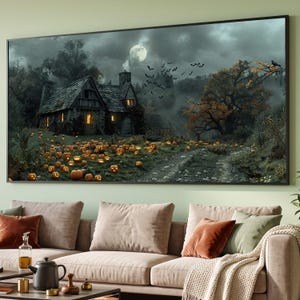 Könnte beinhalten: Ein rechteckiger Wandkunstdruck, der eine dunkle, atmosphärische Landschaft mit einem Steinhäuschen, leuchtenden Kürbissen auf dem Gras, einem Vollmond am bewölkten Himmel und einem Vogelschwarm in der Nähe eines großen Baumes zeigt.