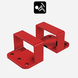 Puede incluir: Dos soportes metálicos rojos de forma rectangular con cuatro agujeros en la base. Los soportes están diseñados para ser montados en una superficie.