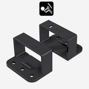 Op de afbeelding: Twee zwarte metalen beugels met een rechthoekige vorm en meerdere gaten. De beugels zijn ontworpen om aan een muur of een ander oppervlak te worden gemonteerd.