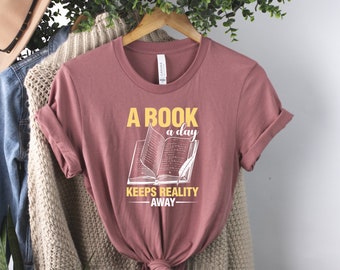 A Book A Day Keeps Reality Away Shirt, Buchliebhaber Shirt, Buchwurm Geschenk, Buchliebhaber Geschenk, BuchLiebhaber Geschenk, Buch Shirt