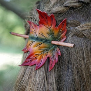 Ahornblatt Haarspange. Haarspange aus Leder mit Holzstab für eine herbstliche Hochzeit. Haarstab für Haarspange mit Herbstlaub.