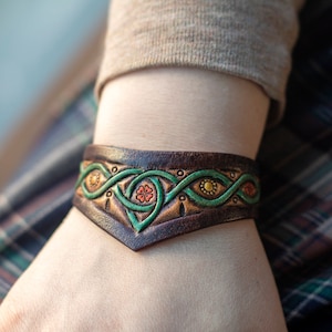 Bijoux femme Forestcore. Bracelet en cuir pour cosplay de fée. Bracelet sorcière des forêts pour mariage dans les bois. Mystère gobelincore.