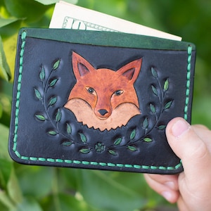 Cartera compacta de fantasía con zorro rojo. Tarjetero de cuero con zorro de fuego y hojas otoñales. Un regalo encantador para los amantes de los zorros.