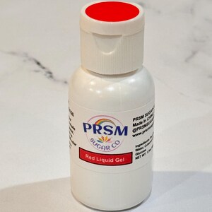 K&ouml;nnte beinhalten: Eine wei&szlig;e Flasche mit rotem fl&uuml;ssigem Lebensmittelgel mit rotem Deckel. Die Flasche ist mit "PRSM SUGAR CO" und "Red Liquid Gel" beschriftet.