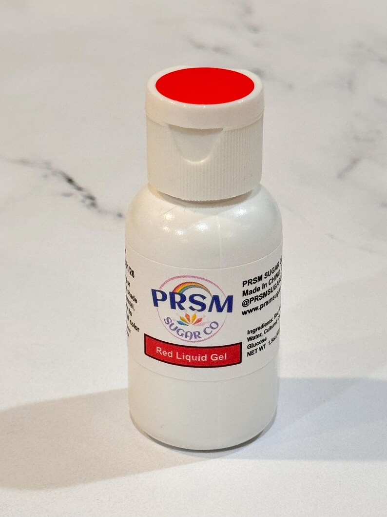 K&ouml;nnte beinhalten: Eine wei&szlig;e Flasche mit rotem fl&uuml;ssigem Lebensmittelgel mit rotem Deckel. Die Flasche ist mit "PRSM SUGAR CO" und "Red Liquid Gel" beschriftet.