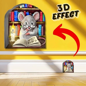 Puede incluir: Una calcoman&iacute;a de pared 3D de un rat&oacute;n con gafas leyendo un libro titulado "Gatos para Dummies" en un entorno de estanter&iacute;a. La calcoman&iacute;a est&aacute; dise&ntilde;ada para crear un efecto 3D, haciendo que parezca que el rat&oacute;n est&aacute; asom&aacute;ndose desde detr&aacute;s de la estanter&iacute;a.