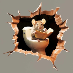 Op de afbeelding: Een bruine muis die op een wit toilet zit, een boek leest en een kopje vasthoudt. De muis kijkt uit een gescheurd gat in een grijze muur.