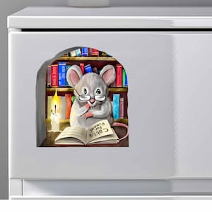 Puede incluir: Un rat&oacute;n blanco con gafas se sienta en una estanter&iacute;a leyendo un libro titulado "Cats for Dummies". Una vela encendida se encuentra en el estante junto al rat&oacute;n.