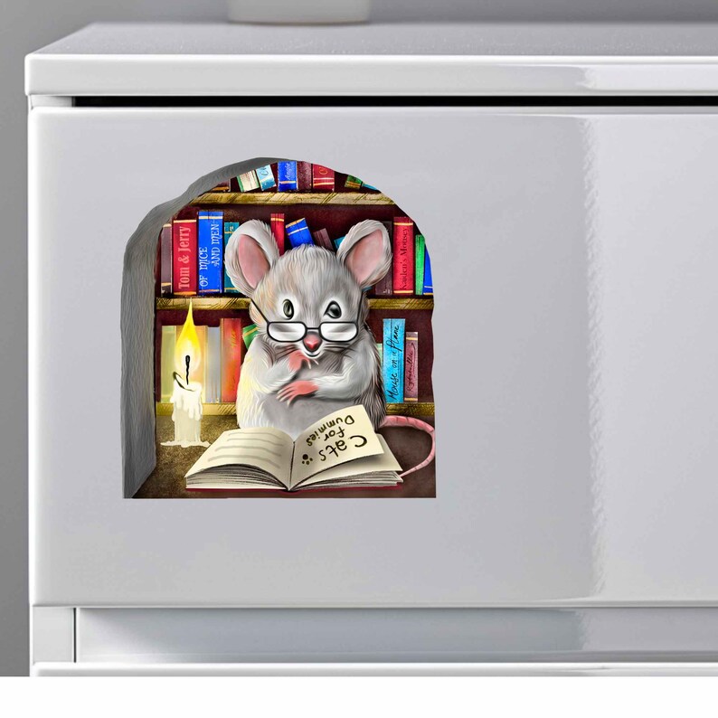 Puede incluir: Un rat&oacute;n blanco con gafas se sienta en una estanter&iacute;a leyendo un libro titulado "Cats for Dummies". Una vela encendida se encuentra en el estante junto al rat&oacute;n.