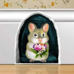 Puede incluir: Un lindo ratón de dibujos animados asomándose por un agujero en la pared, sosteniendo un ramo de flores coloridas.
