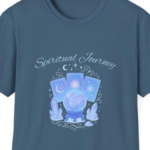 Celestial Tarot T-shirt, mystieke kristallen bol, tarotkaarten en kristallen, etherisch, spiritueel, kosmisch ontwerp, perfect voor liefhebbers van tarot