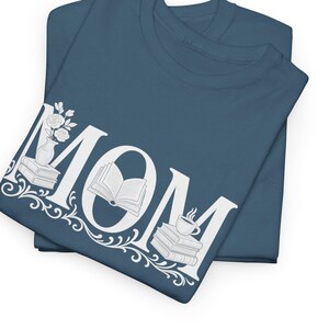 Camiseta para mamás amantes de los libros / Regalo para el Día de la Madre para amantes de los libros / Ropa de alta gama para amantes de los libros / Camiseta blanca con letras mayúsculas para mamás que aman la lectura