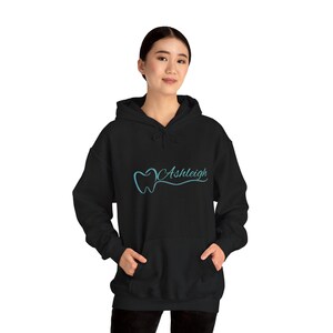 Sweat à capuche personnalisé logo dent : vêtements dentaires professionnels confortables pour dentistes et hygiénistes