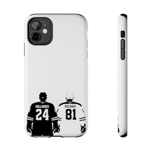 Könnte beinhalten: Weißes Handycase mit einer Schwarz-Weiß-Grafik von zwei Eishockeyspielern von hinten. Einer trägt ein schwarzes Trikot mit "HOLLANDER" und der Nummer "24". Der andere hat ein weißes Trikot mit "ROZANOV" und der Nummer "81".