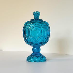 Plato para dulces con base y tapa LE Smith Moon and Stars en turquesa