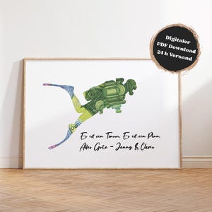 Op de afbeelding: Een ingelijste kunstprint met een duikerillustratie gemaakt van Euro-bankbiljetten. De duiker is afgebeeld in een dynamische pose, met de tekst "Er ist ein Traum. Es ist ein Plan. Alles Gute - Jenny & Chris" eronder. Digitale download beschikbaar.