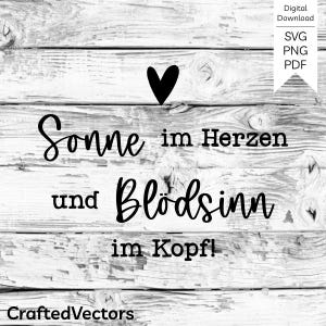 Puede incluir: Diseño gráfico en blanco y negro sobre un fondo de madera con el texto "Sonne im Herzen und Blödsinn im Kopf!" y un pequeño corazón.
