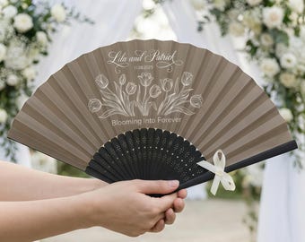 Bruiloftfans gepersonaliseerd voor gasten, aangepaste bloemenhandfans met naamdatum, elegante ceremoniegunst voor buiten bruiloftsdecor