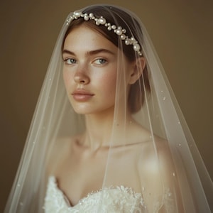 Corona de perlas barrocas hecha a mano: diadema de perlas de concha y alambre dorado. Tiara de novia para bodas, sesiones de fotos o ocasiones especiales.