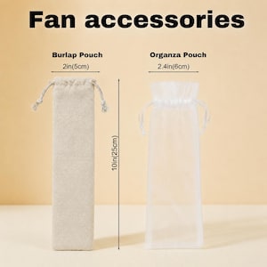 Op de afbeelding: Waaieraccessoires bestaande uit een beige jute zakje en een wit organza zakje. Het jute zakje is 5 cm breed en 25 cm hoog, het organza zakje is 6 cm breed en 25 cm hoog, beide voorzien van een trekkoordsluiting.