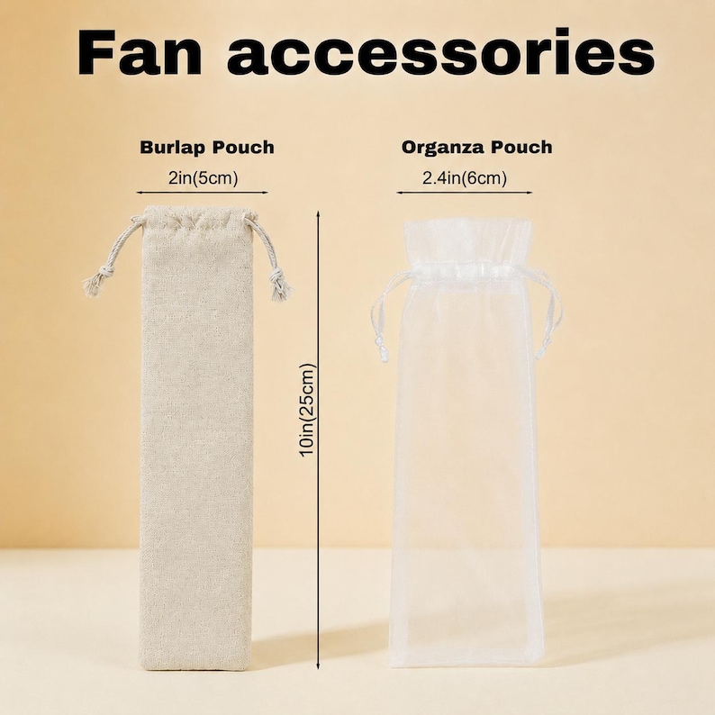 Op de afbeelding: Waaieraccessoires bestaande uit een beige jute zakje en een wit organza zakje. Het jute zakje is 5 cm breed en 25 cm hoog, het organza zakje is 6 cm breed en 25 cm hoog, beide voorzien van een trekkoordsluiting.