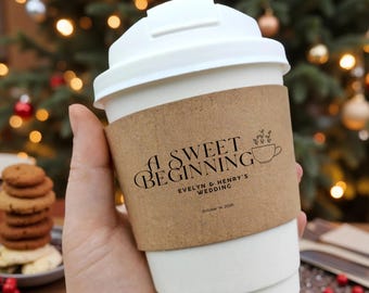 ウェディングギフトコーヒーカップ | スリーブ付きパーソナライズ紙コップ、カスタム名入れ・日付入りホットドリンクカップ、ブライダルパーティーカップ
