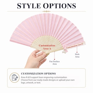 Op de afbeelding: Een lichtroze vouwbare handwaaier met een lichtgekleurd houten frame en een kleine witte parelbedel. De afbeelding bevat tekstlabels voor aanpassingsgebieden, waaronder Customization Area A, Customization Area B en Stick Area, plus instructies.