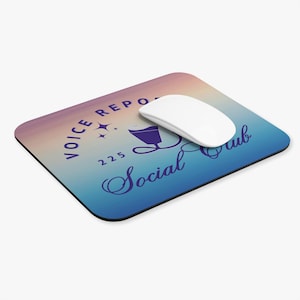 Puede incluir: Una alfombrilla de ratón rectangular con un fondo degradado de color rosa, morado y azul. La alfombrilla presenta el texto "VOICE REPORT" y "225 Social Club" en azul oscuro, junto con una copa de cóctel estilizada y estrellas. Un ratón de ordenador blanco descansa sobre la alfombrilla.