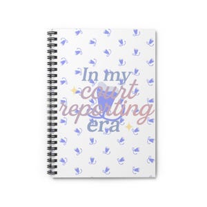 Op de afbeelding: Spiraalgebonden notitieboek met een witte kaft met een patroon van kleine blauwe belvormen. De tekst "In my court reporting era" staat in het midden, in blauw en lavendel, met sterren.
