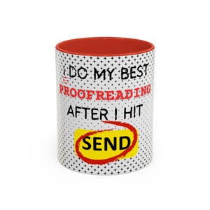 Peut inclure: Tasse à café en céramique blanche avec un intérieur rouge et un motif de croix noir et blanc. La tasse porte l'inscription "I DO MY BEST PROOFREADING AFTER I HIT SEND" en noir et rouge, avec "SEND" dans un ovale jaune.