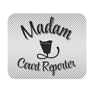 Puede incluir: Una alfombrilla de ratón rectangular con un fondo blanco cubierto de pequeñas cruces negras. Las palabras "Madam Court Reporter" están escritas en escritura negra encima y debajo de un gráfico negro de una bebida.