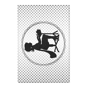 Puede incluir: Silueta en blanco y negro de una persona sentada en una silla y leyendo un libro. La imagen está sobre un fondo blanco con un patrón de lunares en blanco y negro.