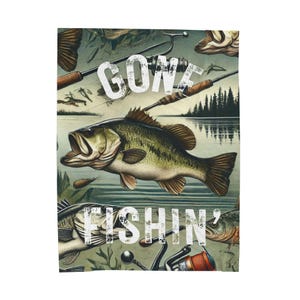 Puede incluir: Una ilustración de estilo vintage de una escena de pesca con el texto "Gone Fishin'" en letras blancas. La imagen presenta una lubina negra, cañas de pescar y otros equipos de pesca.
