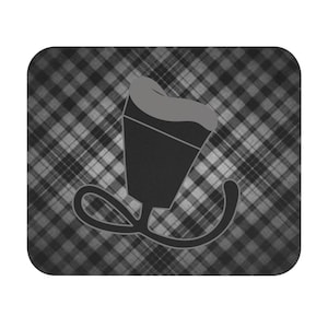 Puede incluir: Ilustración en escala de grises de una taza de café con un asa curva. La taza tiene una parte superior espumosa y está colocada sobre un fondo a cuadros. La imagen está contenida dentro de un rectángulo redondeado.