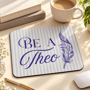Theo av Golden Book Lover - Be a Theo musmatta, upplyftande fjäderprydnadstillbehör till skrivbordet, inspirerande kontorsgåva