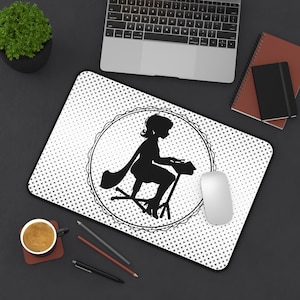 Puede incluir: Silueta en blanco y negro de una persona sentada en una silla con un fondo blanco con un patrón de lunares en blanco y negro.