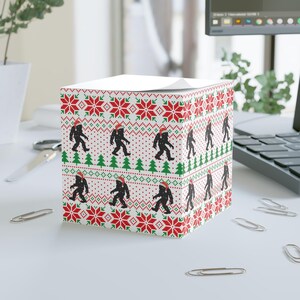 Sasquatch Ugly Christmas Sweater Mönster Anteckningskub | Holiday Big Foot Skrivbords-anteckningsblock