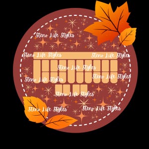 Könnte beinhalten: Ein kreisförmiges Design mit braunem Hintergrund, das eine Illustration einer orangefarbenen Stenotastatur zeigt. Das Design umfasst orangefarbene Blätter und Sternschnuppen, mit dem Text "Steno Life Styles" am Rand wiederholt.