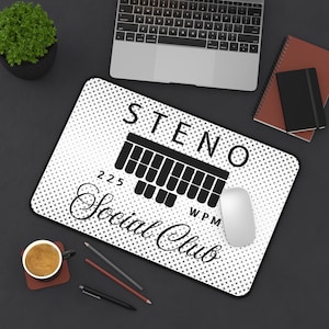 Puede incluir: Alfombrilla de ratón en blanco y negro con un gráfico de teclado estenográfico y el texto "Steno Social Club" y "225 WPM".