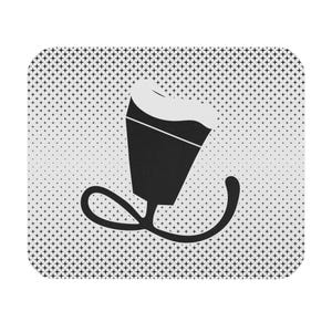 Puede incluir: Gráfico en blanco y negro de una taza de café con un asa curva sobre una alfombrilla de ratón. La taza tiene una parte superior de espuma blanca. El fondo es un patrón de pequeñas cruces negras sobre una superficie blanca.