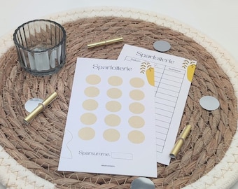 Op de afbeelding: Een wit vel papier met de tekst "Sparlotterie" en een gele citroenafbeelding. Het papier heeft een raster met de woorden "Datum" en "Summe" bovenaan. Er zijn 12 gele cirkels op het papier met de tekst "Sparlotterie" erboven. Het papier ligt op een geweven bruine mat.