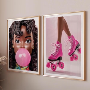Set di 2 stampe digitali stampabili per la decorazione della cameretta delle bambine, arte preppy rosa, bambola afroamericana alla moda con gomma da masticare e pattini a rotelle rosa