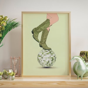 Pôster de parede moderno com cowgirl e bola de discoteca, pôster de bola de espelhos para quarto de menina, decoração de parede verde sálvia para casa com tema disco, impressão de arte western imagem 1