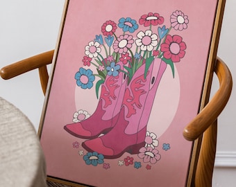 Op de afbeelding: Een roze canvas print met een paar roze cowboylaarzen gevuld met kleurrijke bloemen. De laarzen staan op een roze achtergrond met een witte cirkel erachter. De bloemen zijn roze, blauw en wit.