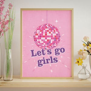 Póster rosa con decoración de bola de discoteca, decoración de habitación con música, Let's Go Girls Art, decoración divertida imprimible para despedida de soltera, decoración de habitación rosa con vaquera disco