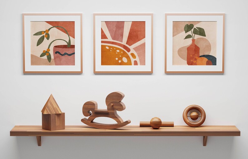 K&ouml;nnte beinhalten: Drei gerahmte abstrakte Kunstdrucke mit einem braunen Holzrahmen, die eine Topfpflanze, eine Sonne und eine Vase mit einer Pflanze zeigen. Ein Holzregal mit einem Schaukelpferd, einem Holzhaus und einem Holzspielzeug mit einer Kugel an einer Schnur.
