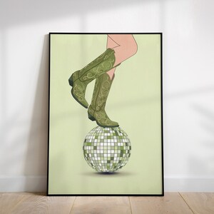 Pode incluir: Uma bola de discoteca verde com um par de botas de cowboy verdes em cima. As botas t&ecirc;m desenhos florais intrincados.